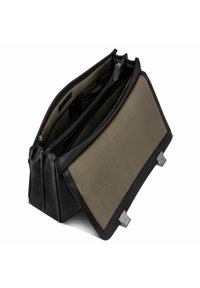 Schwarze Lederhandtasche mit glatter Textur, ausgestattet mit einem grünen Canvas-Innenfutter, mehreren Fächern und silbernen Hardware-Akzenten.