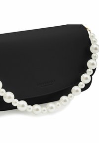 Clutch sintetico nero con flap curvo, dotato di una tracolla a catena perle e branding impresso. Texture liscia con dettagli in metallo dorato.