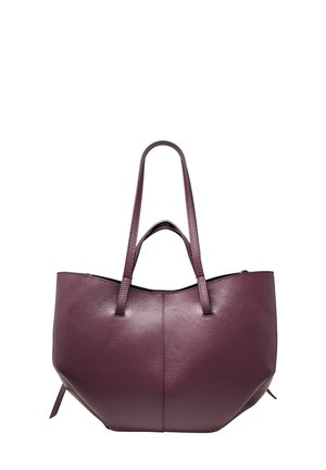 Ampia borsa tote in pelle viola scuro testurizzata con due manici lunghi e apertura superiore ampia su sfondo bianco.