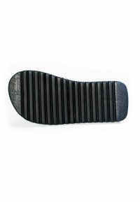 Schwarze Gummi-Schuhsohle mit horizontalen Rillen, strukturierter Oberfläche, rundem Zehenbereich und leicht erhöhtem Fersenbereich.