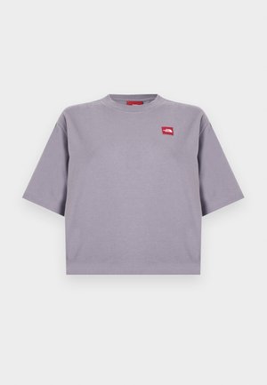 Hellgraues T-Shirt mit kurzen Ärmeln, lockerem Schnitt, Rundhalsausschnitt und kleinem roten rechteckigem Logo auf der oberen linken Brust.