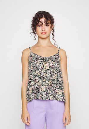 Top de alças spaghetti preto com padrão floral, apresentando um padrão texturizado de flores em tons pastel, corte solto, combinado com calças roxas claras.