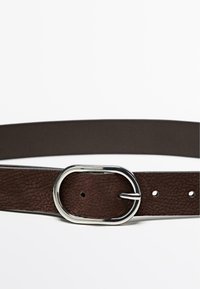 Bruine leren riem met een gestructureerde afwerking, voorzien van een zilveren metalen ovale gesp en gelijkmatig verdeelde gaten voor aanpassing.