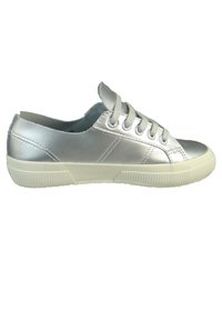 Srebrne syntetyczne sneakersy z gładką cholewką, zaokrąglonym noskiem i białą gumową podeszwą. Posiadają sześć oczek na sznurowadła oraz subtelne detale w postaci przeszyć.