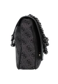 Černá crossbody taška se vzorem, s texturovaným povrchem, řetízkem na rameno a strukturovaným obdélníkovým tvarem s klopovým zapínáním.