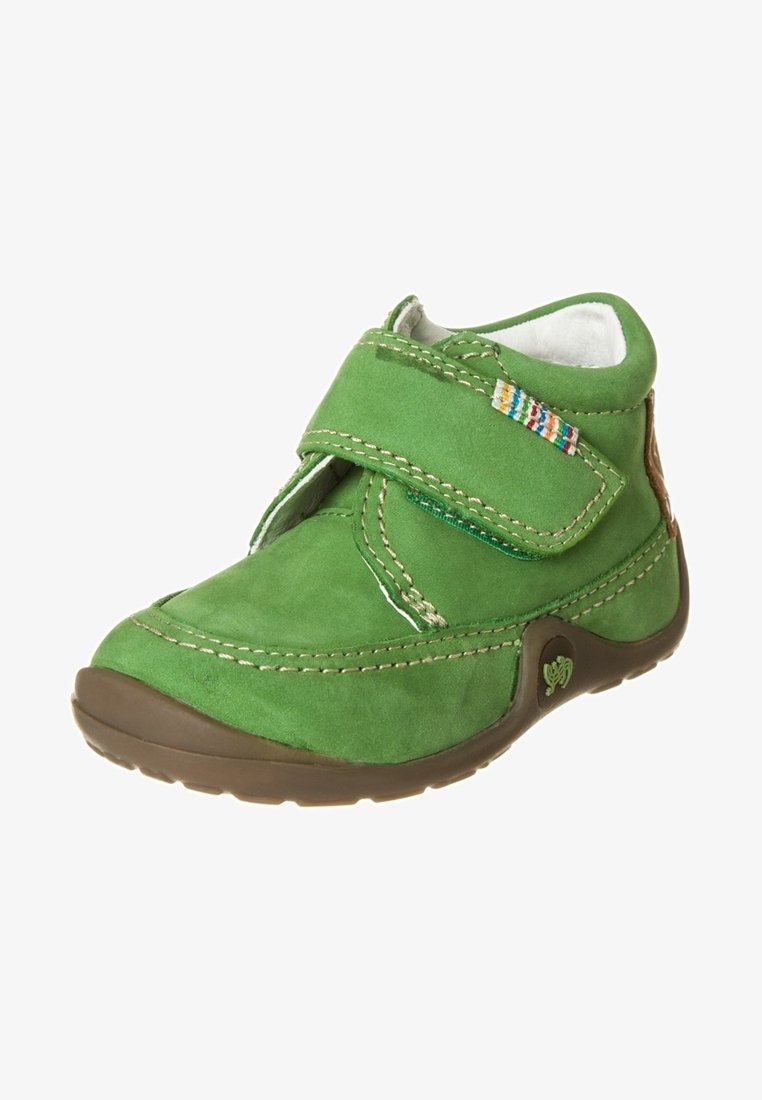Chaussures pour enfants en daim vert avec une sangle Velcro, semelle en caoutchouc marron et accents de couture colorés. Bout arrondi et intérieur rembourré.
