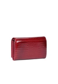 Portofel din piele roșie cu model de crocodil, formă rectangulară, finisaj lucios, cu cusături vizibile și un compartiment deschis la un capăt.
