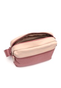 Borsa compatta con un design bicolore: parte superiore rosa chiaro in materiale sintetico e parte inferiore rosea texture. Dotata di chiusura a zip.