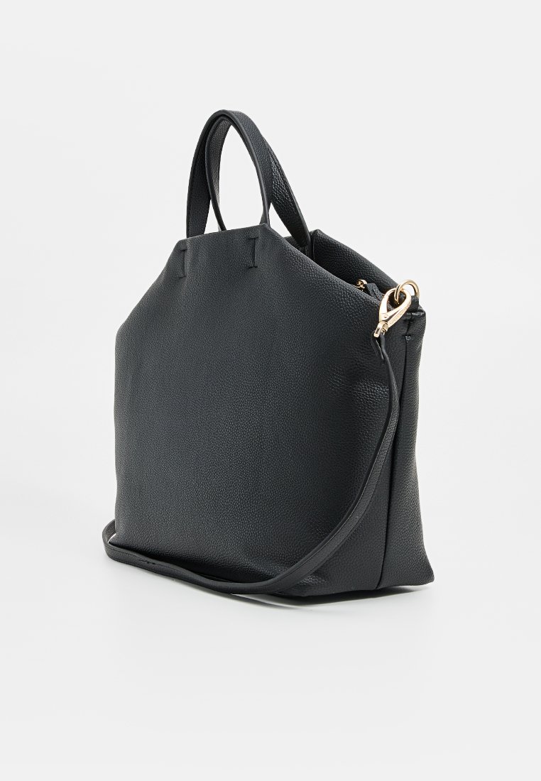 Sac fourre-tout en cuir noir avec une finition texturée, grande poche principale, double poignée supérieure et bandoulière amovible. Accents en matériel doré.