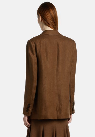 Blazer en lin brun avec une coupe structurée, fente simple et poignets à trois boutons ; texture lisse et subtil éclat. Vue arrière montrée.