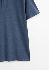 Polo shirt bleu foncé en coton texturé, avec une patte de boutonnage à trois boutons et des manches courtes, offrant une coupe décontractée.
