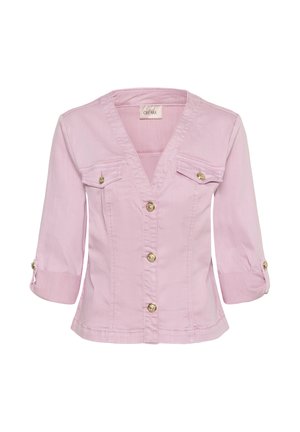 Gaiši rozā pogājama blūze ar V veida izgriezumu, trīs ceturtdaļu piedurknēm, divām krūšu kabatām un zelta toņa pogām. Redzama teksturēta auduma detaļa.