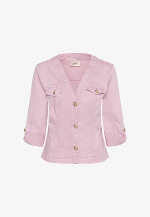 Bluza roz deschis cu nasturi, cu decolteu în V, mâneci trei sferturi, două buzunare la piept și nasturi aurii. Detaliu de țesătură texturată vizibil.