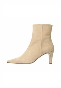 Botte de cheville en daim beige avec un bout pointu et un talon fin de 7 cm, présentant une texture lisse et un design minimaliste.