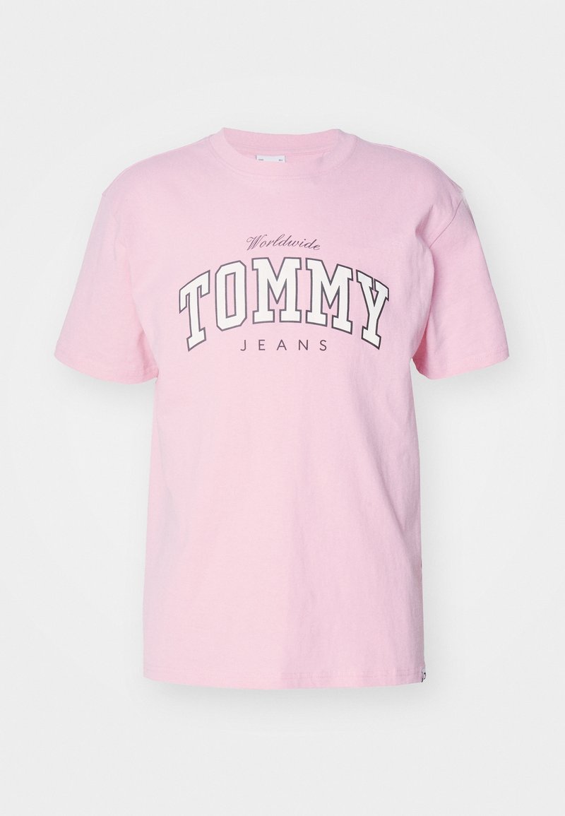 Jasnoróżowy bawełniany t-shirt z zaokrąglonym dekoltem, krótkimi rękawami oraz widocznym napisem „TOMMY JEANS” w ciemniejszych kolorach na piersi.