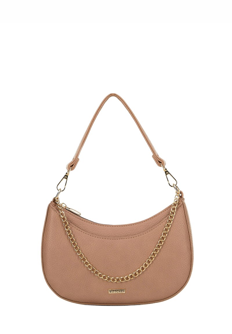 Braune Lederhandtasche mit geschwungener Form, verziert mit einer goldfarbenen Kette und einem Reißverschluss oben. Glatte Textur, minimalistisches Design.