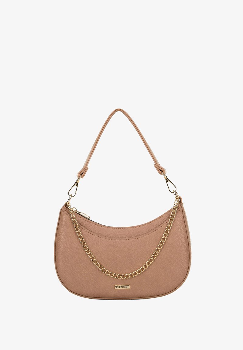 Braune Lederhandtasche mit geschwungener Form, verziert mit einer goldfarbenen Kette und einem Reißverschluss oben. Glatte Textur, minimalistisches Design.