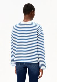 Maglietta a maniche lunghe a righe blu e bianca, con una vestibilità casual, scollo rotondo e un piccolo dettaglio sul retro.