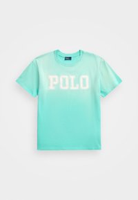 Mátově zelené tričko s krátkým rukávem, kulatým výstřihem a nápisem "POLO" vytištěným bílými blokovými písmeny přes hrudník. Bavlněný materiál.