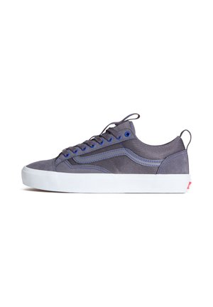 Zapatilla gris de corte bajo con ojales azules, franja lateral en forma de ola, suela de goma blanca, lengüetas en la punta y el talón, sobre un fondo blanco.