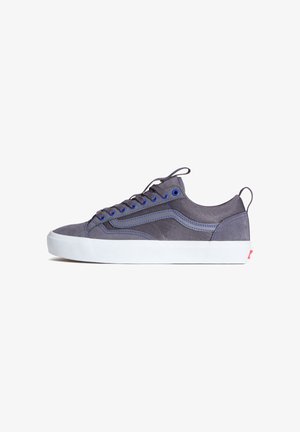 Zapatilla gris de corte bajo con ojales azules, franja lateral en forma de ola, suela de goma blanca, lengüetas en la punta y el talón, sobre un fondo blanco.
