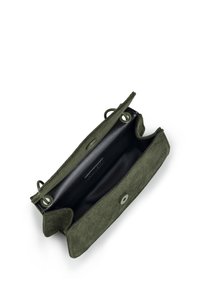 Portafoglio in suede verde oliva con interno nero, dotato di due chiusure a pressione e hardware circolare sui lati.