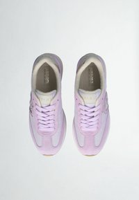 Sneakers viola realizzati con materiali a rete e camoscio, con punta rotonda, dettagli grigio chiaro e lacci piatti. Interno foderato in morbido tessuto.