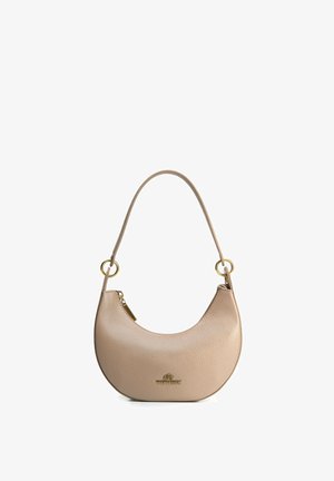 Bolso de cuero beige en forma de media luna con una sola correa, cremallera dorada y logo dorado de Wittchen en el frente.