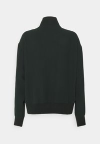 Giacca bomber verde scuro con colletto alto, spalle calate e polsini a coste. Realizzata in tessuto liscio senza hardware visibile o motivi.