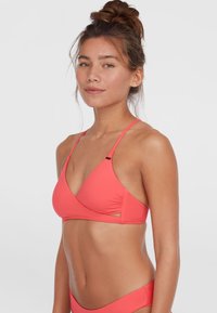 Korálkový bikiny top s trojuholníkovým tvarom, štíhlymi nastaviteľnými ramienkami, zberanou textúrou a minimalistickým dizajnom. Obsahuje detaily s vykrojením.