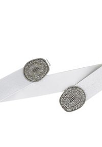 Cintura elastica bianca con due decorazioni ovali in tonalità argento, caratterizzate da intricati motivi di perline e dettagli, fissata con una piccola chiusura metallica.