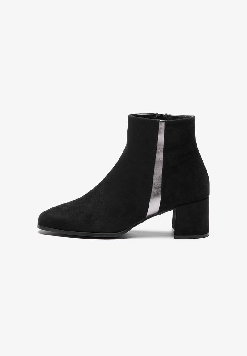 Mustmust nahkasaapad terava nina ja kontrastse metallhalli paneeliga, millel on paks konts. Sujuv tekstuur, minimalistlik disain.