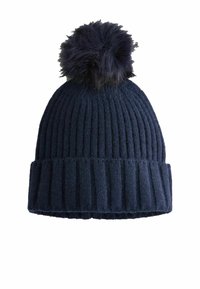 Granatowa dziana czapka beanie o prążkowanej strukturze, z dużą sztuczną pomponem na czubku i grubym, składanym mankietem u dołu.