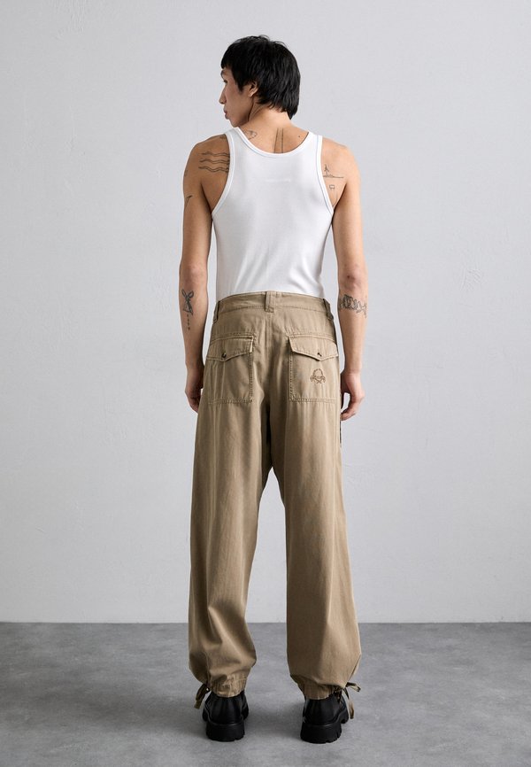 LAUREL CROWN EMBLEM - Cargo trousers3