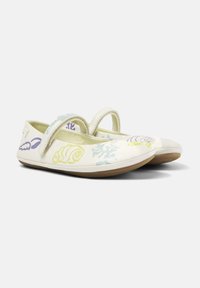 Zapatos de cuero blancos con suela plana, que presentan patrones acuáticos coloridos, una punta redondeada y una correa de Velcro para un ajuste seguro.
