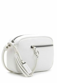 Hvid lædertaske med skulderrem, sølvlynlåse, en forlommelomme og en kvast-nøglering på remmen, placeret på en hvid baggrund.