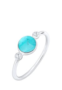 Silberring mit einem zentralen ovalen Türkisstein, umgeben von zwei klaren runden Steinen. Glatter Ring, polierte Oberfläche.