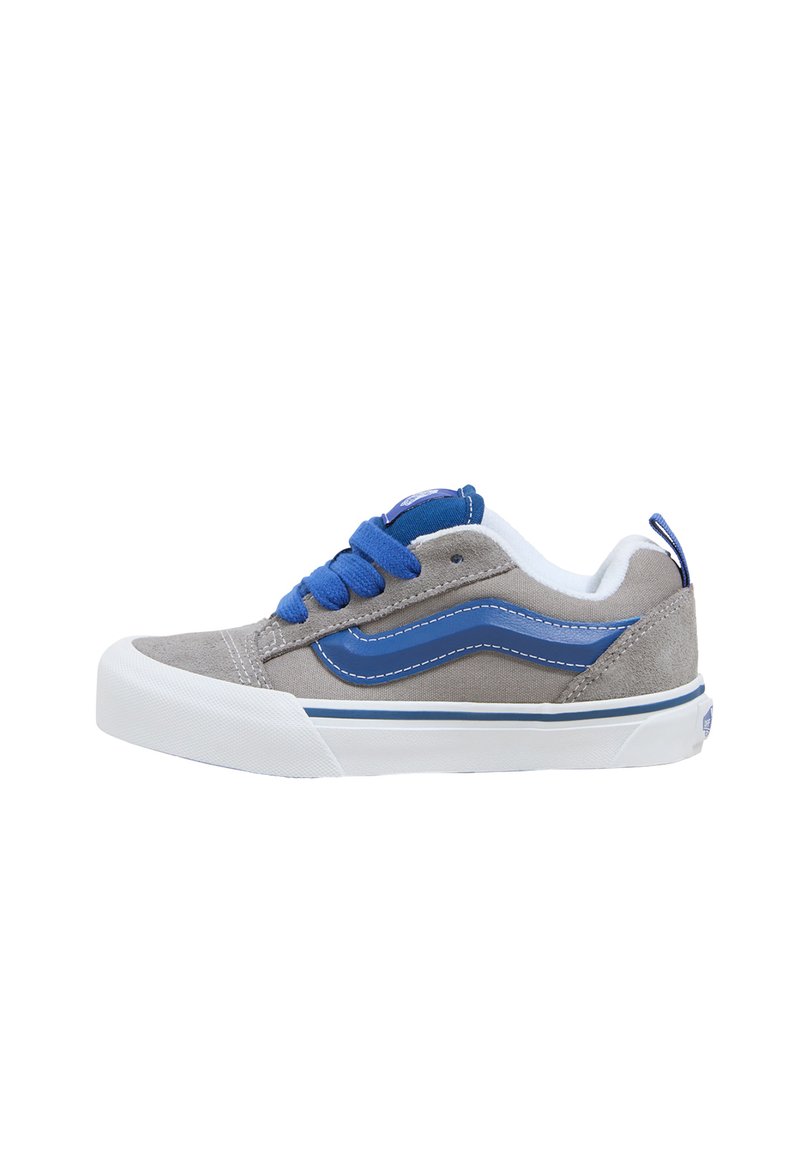 Graue Wildleder-Sneaker mit blauen Akzenten, weißer Gummisohle und blauen Schnürsenkeln. Verfügt über ein charakteristisches gestreiftes Design und einen gepolsterten Kragen für zusätzlichen Komfort.