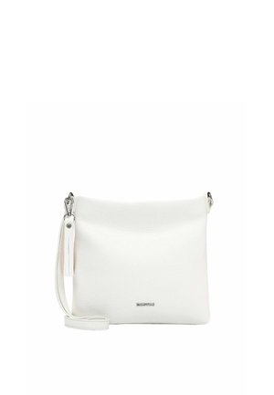 Witte leren crossbodytas met zilveren sluiting en polsriem, rechthoekige vorm, minimalistisch ontwerp op een effen achtergrond.