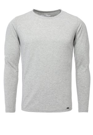 Camiseta de manga larga gris claro, hecha de una suave mezcla de algodón, con un cuello redondo y una pequeña etiqueta de la marca en el lado inferior.