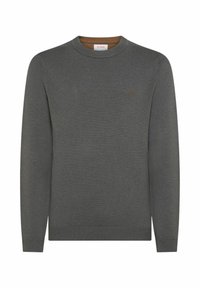 Grauer Strickpullover mit rundem Ausschnitt, gerippten Bündchen und Saum sowie einem kleinen orangefarbenen Logo auf der Brust. Weiche Textur und klassisches Design.