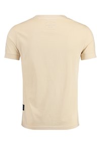 Camiseta de manga corta beige con cuello redondo, textura suave y una pequeña etiqueta de logo en la parte inferior izquierda. Diseño simple y minimalista.