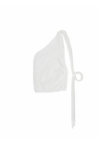 Een witte top met één schouder, gemaakt van zachte stof, met een geplooide detail aan de zijkant en een lange strikband voor sluiting.