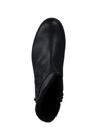 Bottine en cuir noir avec un bout arrondi, un intérieur doux, et une fermeture éclair sur le côté pour un enfilage facile. Fini extérieur lisse.