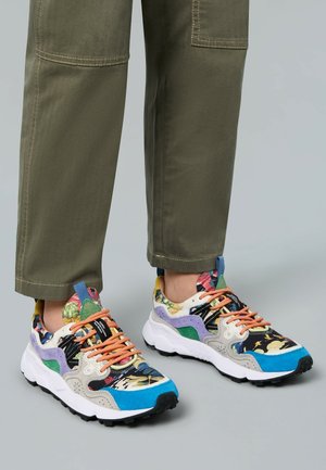 Sneaker multicolori con una miscela di motivi floreali e astratti. Presentano una suola bianca, lacci arancioni e dettagli in blu, verde e viola.
