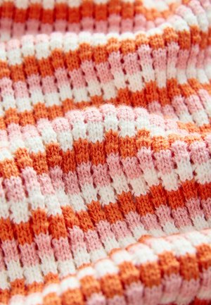 Kootud kangas soonelise tekstuuriga vahelduvates triipudes oranži, roosa ja valge värviga.