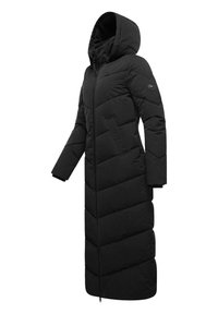 Lange zwarte pufferjas met een capuchon, voorzien van een chevron-quiltmotief, een rits aan de voorkant en zijzakken. Zacht, getextureerd materiaal.