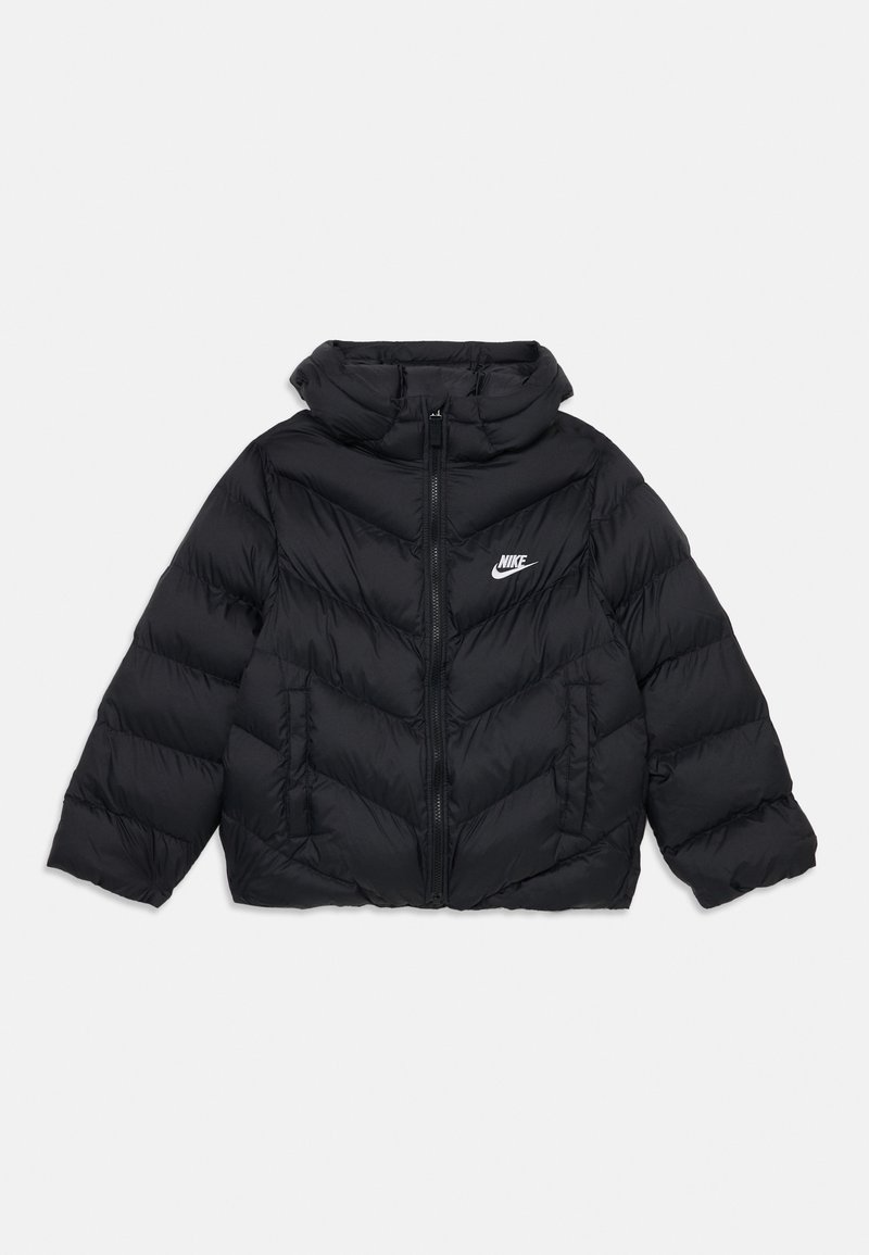 Juodas pūkinis švarkas su aukšta apykakle, užtrauktuku ir Nike logotipu. Yra chevrono siuvinėtas raštas ir trumpas dizainas.