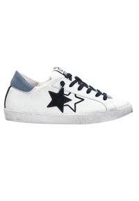 Sneakers bianchi in pelle con lacci blu e un tallone blu. Presentano un design a stella nera e una suola leggermente usurata.