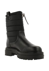 Botas negras hasta el tobillo con un eje textil acolchado, parte inferior de cuero texturizado, puntera redonda, suela de goma y detalle de lazo ajustable en la parte superior.